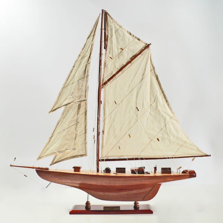 Handgefertigtes Segelschiffmodell der Defender