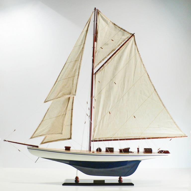 Handgefertigtes Schiffsmodell aus Holz der Defender
