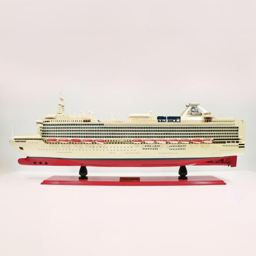 Handgefertigtes Schiffsmodell aus Holz der Diamond Princess