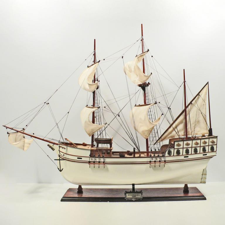Handgefertigtes Schiffsmodell aus Holz der Donde Dieu