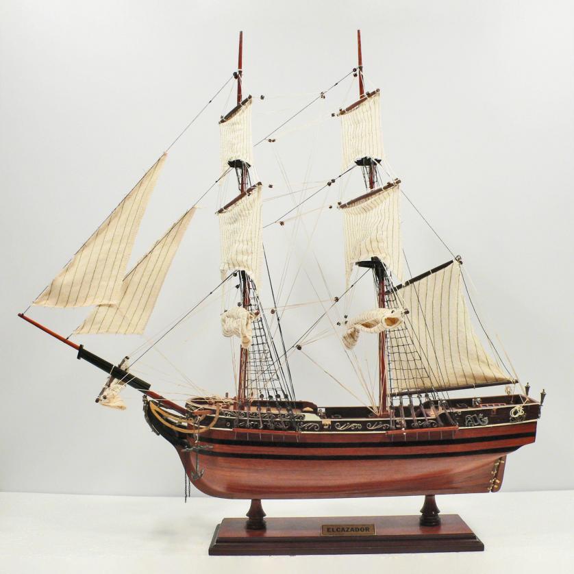 Handgefertigtes Schiffsmodell aus Holz der Elcazador