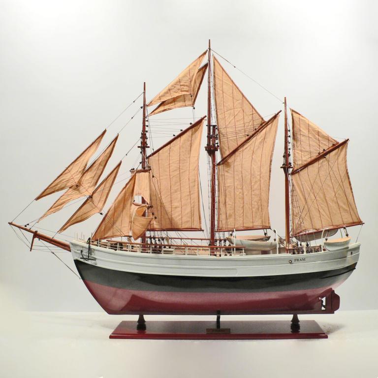 Handgefertigtes Schiffsmodell aus Holz der