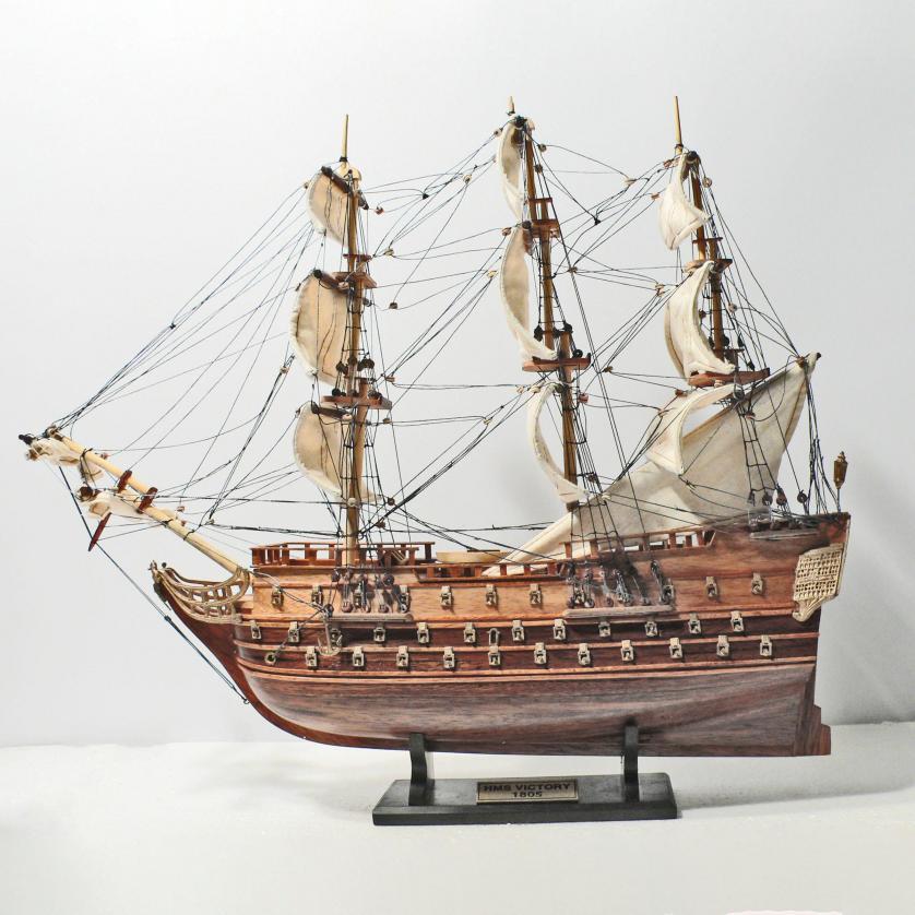Handgefertigtes Schiffsmodell aus Holz der HMS Victory 40cm