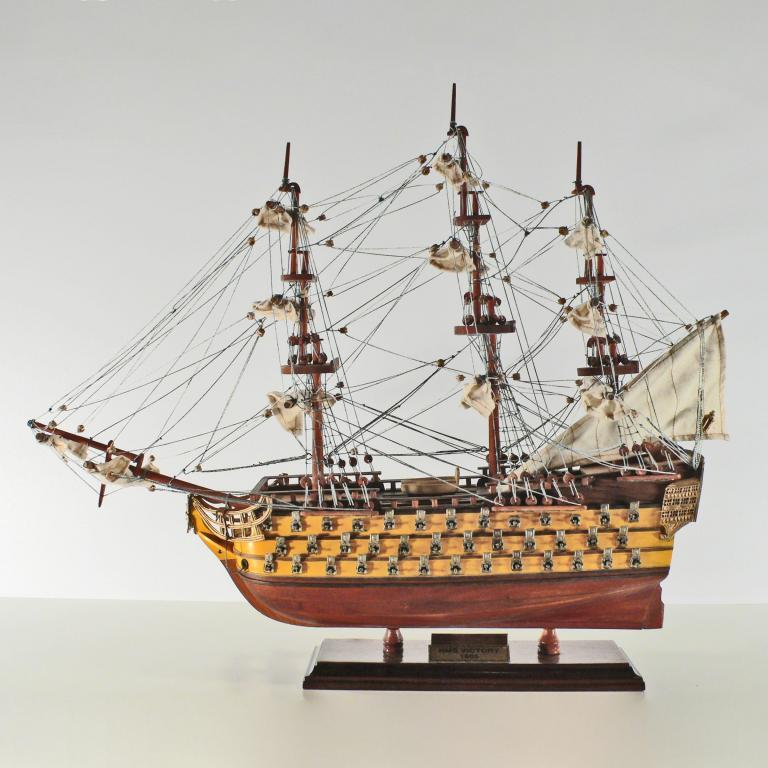 Handgefertigtes Schiffsmodell aus Holz der HMS Victory (45cm, gelb)
