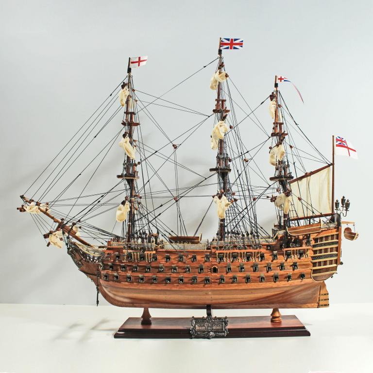 Handgefertigtes Schiffsmodell aus Holz der HMS Victory
