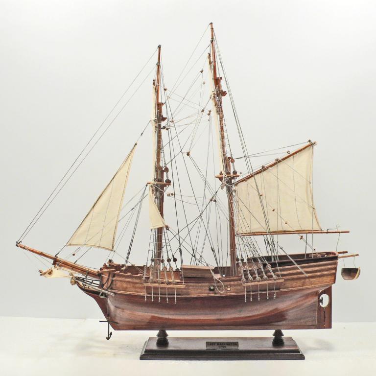 Handgefertigtes Schiffsmodell aus Holz der Lady of Washington