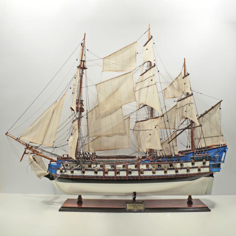 Handgefertigtes Schiffsmodell aus Holz der Le Protecteur