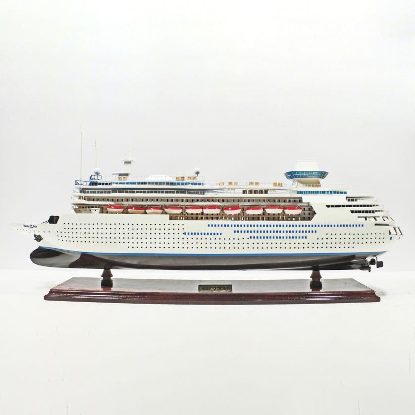 Handgefertigtes Schiffsmodell aus Holz der Majesty of the Seas