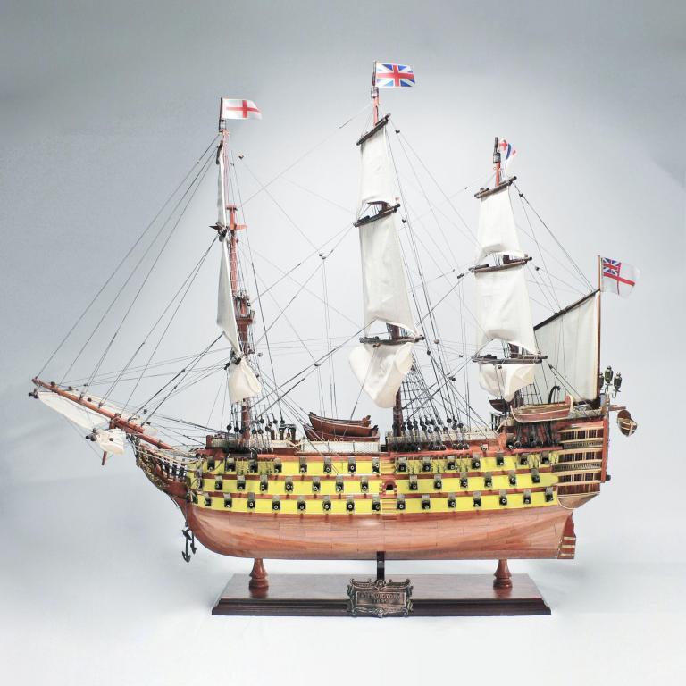 Handgefertigtes Schiffsmodell aus Holz der HMS Victory