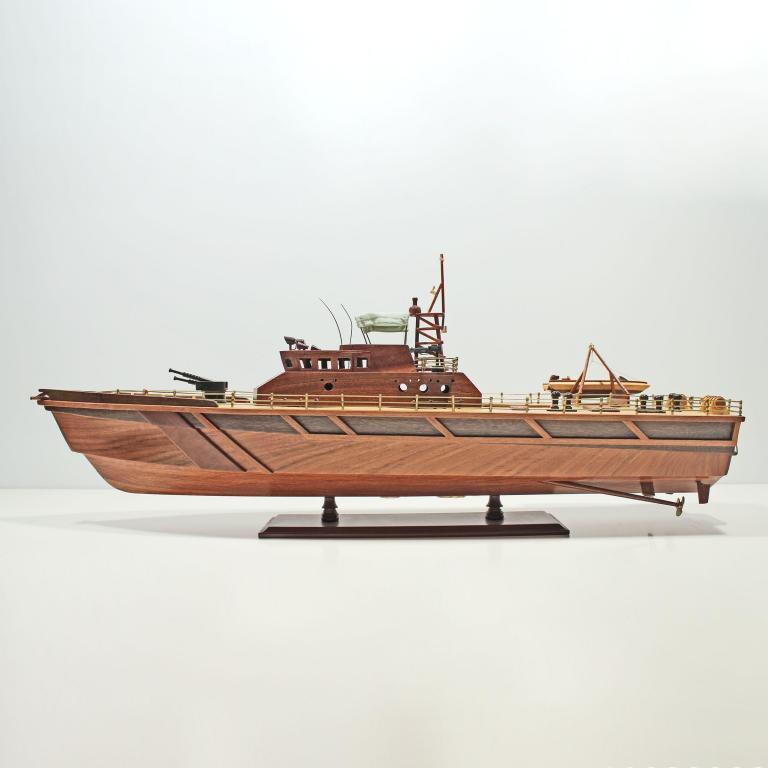 Handgefertigtes Schiffsmodell aus Holz der Patrol