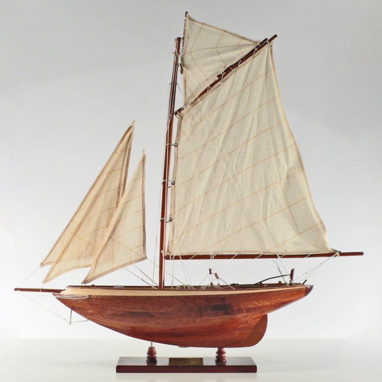 Handgefertigtes Segelschiffmodell der Pen Duick