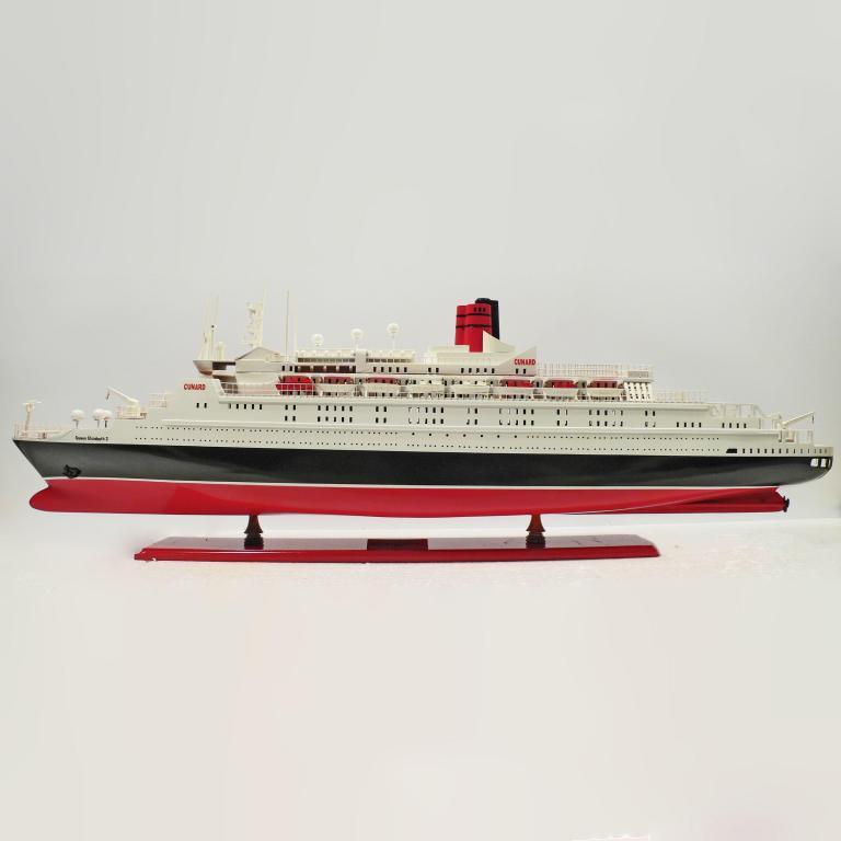 Handgefertigtes Schiffsmodell aus Holz der Queen Elizabeth