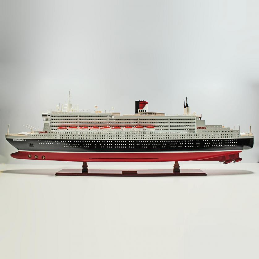 Handgefertigtes Schiffsmodell aus Holz der Queen Mary 2