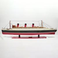 Handgefertigtes Schiffsmodell aus Holz der Queen Mary