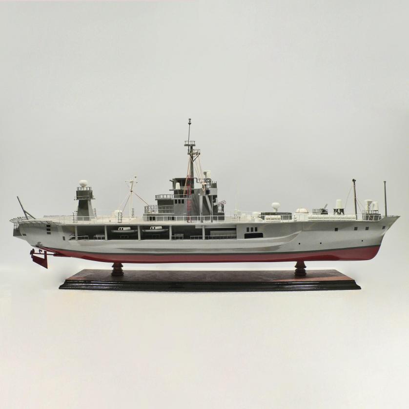 Handgefertigtes Schiffsmodell aus Holz der USS Blue Ridge