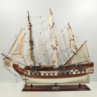 Handgefertigtes Schiffsmodell aus Holz der USS Bonhomme Richard