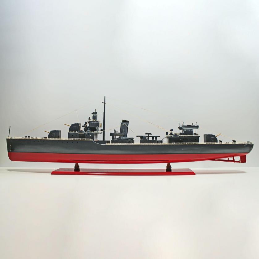 Handgefertigtes Schiffsmodell aus Holz der USS Sims