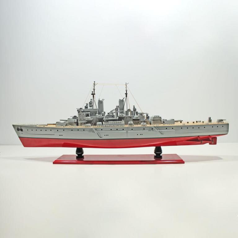 Handgefertigtes Schiffsmodell aus Holz der USS Vanguard