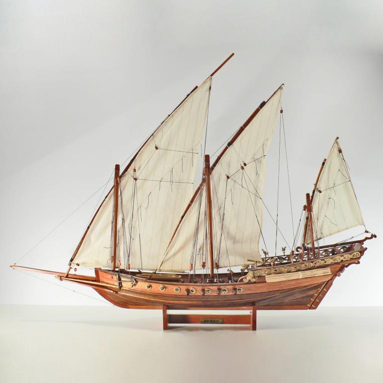 Handgefertigtes Schiffsmodell aus Holz der Xebec