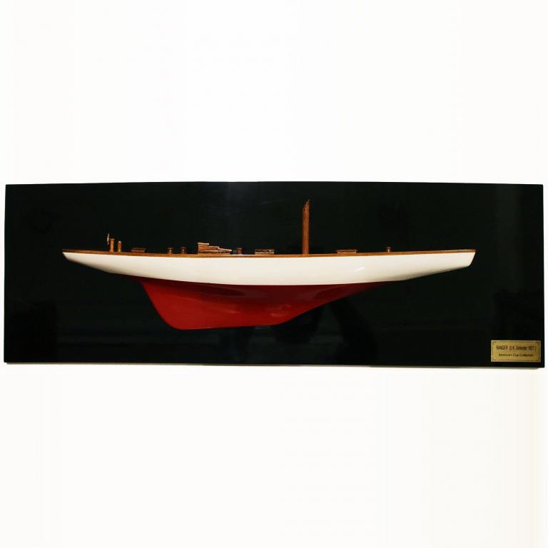 Handgefertigtes Schiffsmodell aus Holz der Ranger (weiß, rot, Halbmodell, schwarzer hintergrund)