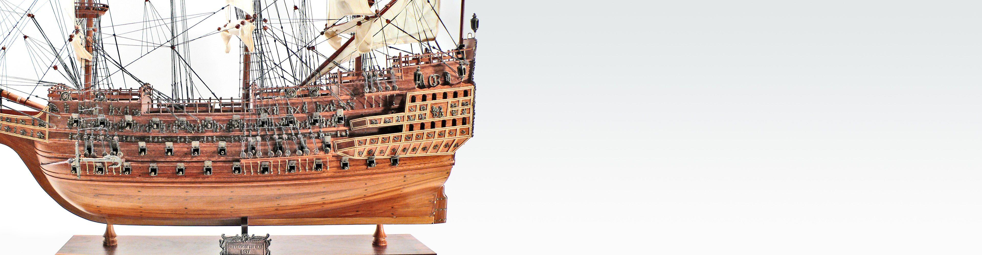 Wunderschöne historische Schiffsmodelle aus Holz
