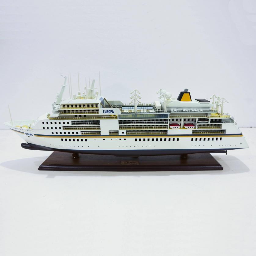 Handgefertigtes Schiffsmodell aus Holz der MS Europa